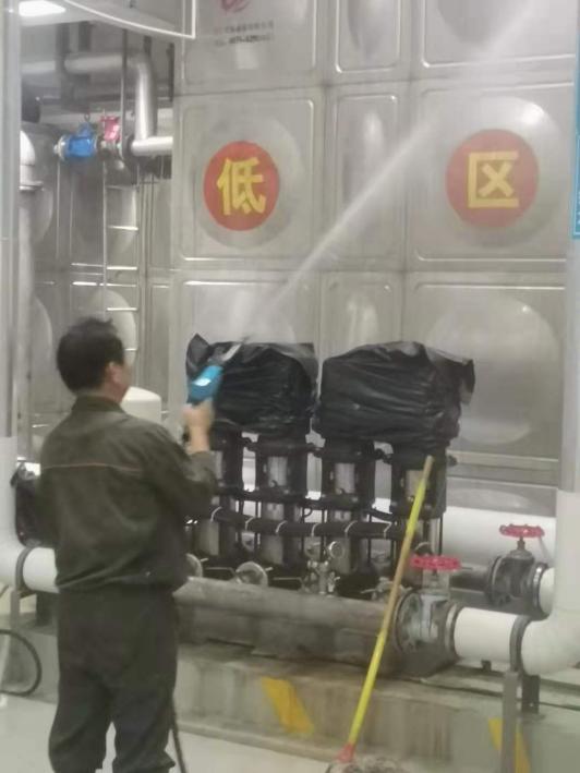 諸暨人民醫(yī)院-------二次供水設(shè)施清洗1.jpg